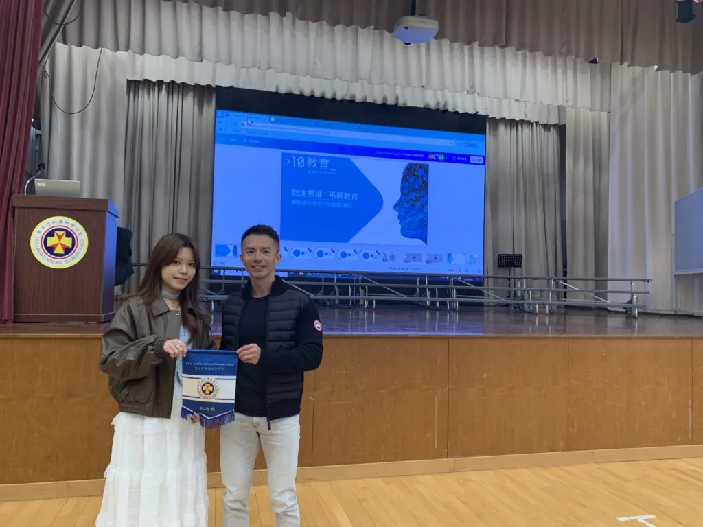 10教育導師接受紀念品