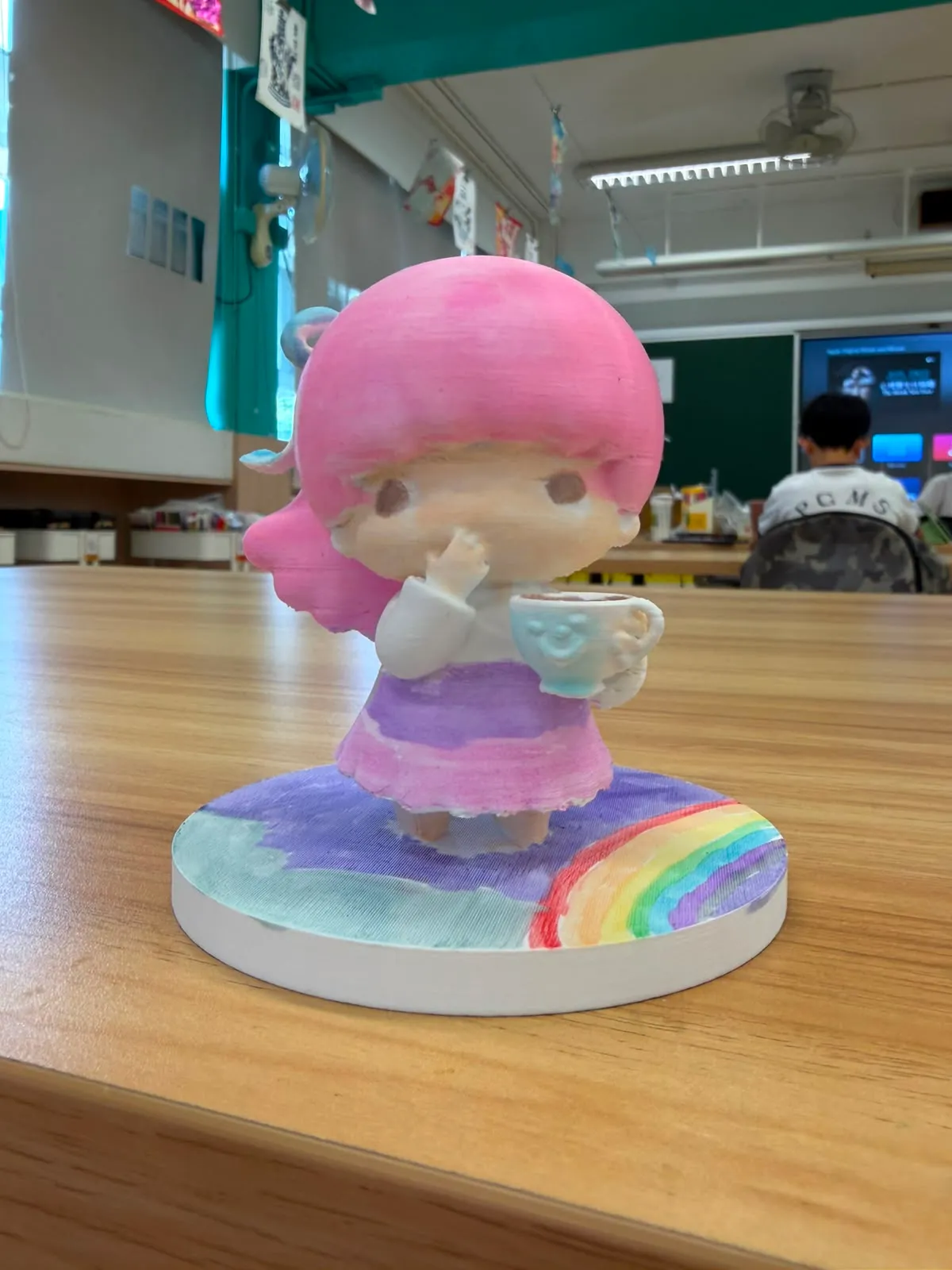 學生為3D打印角色作品加入顏色和細節